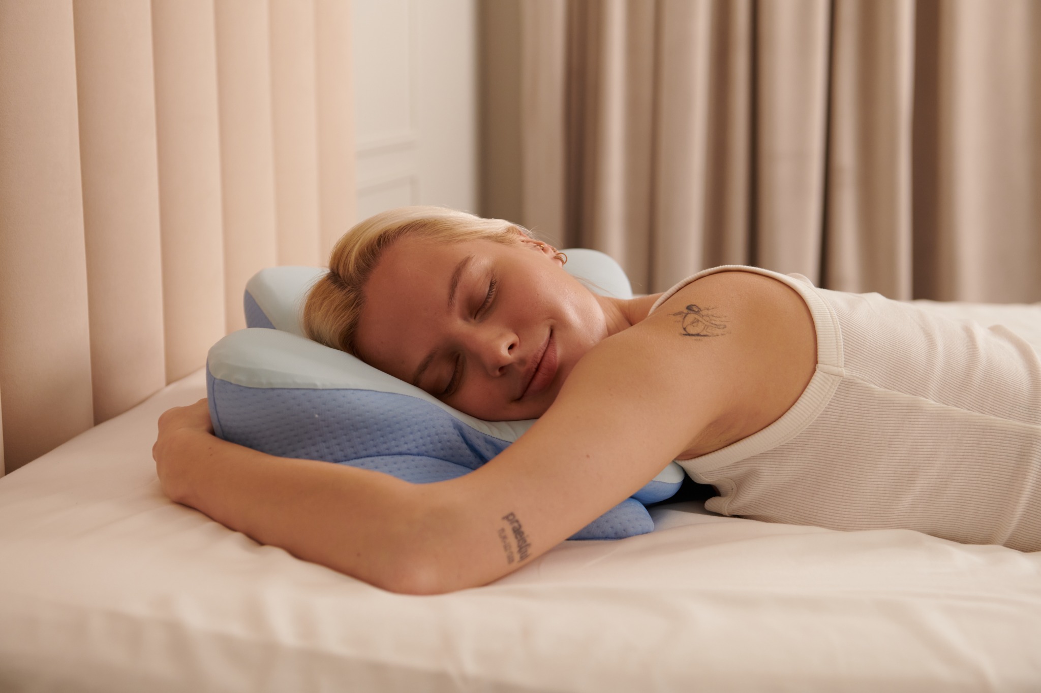 Person sleeping comfortably on Derila Ergo style pillow